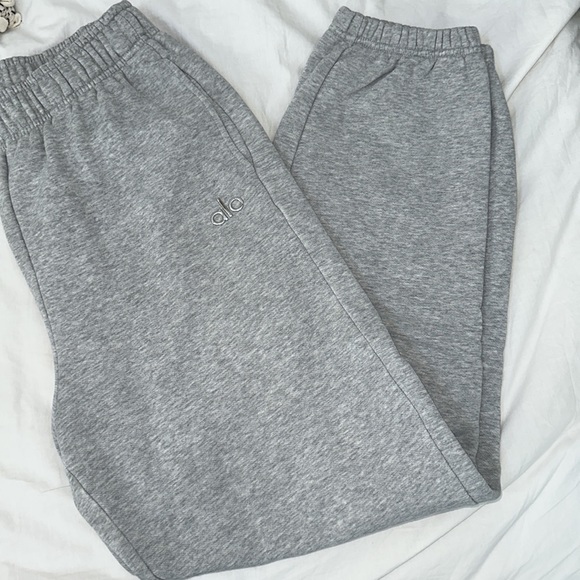 Alo yoga sweats - Picture 4 of 5